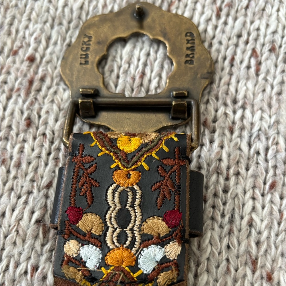 Vintage Lucky Brand embroidered women’s belt with low shine gold buckle.
